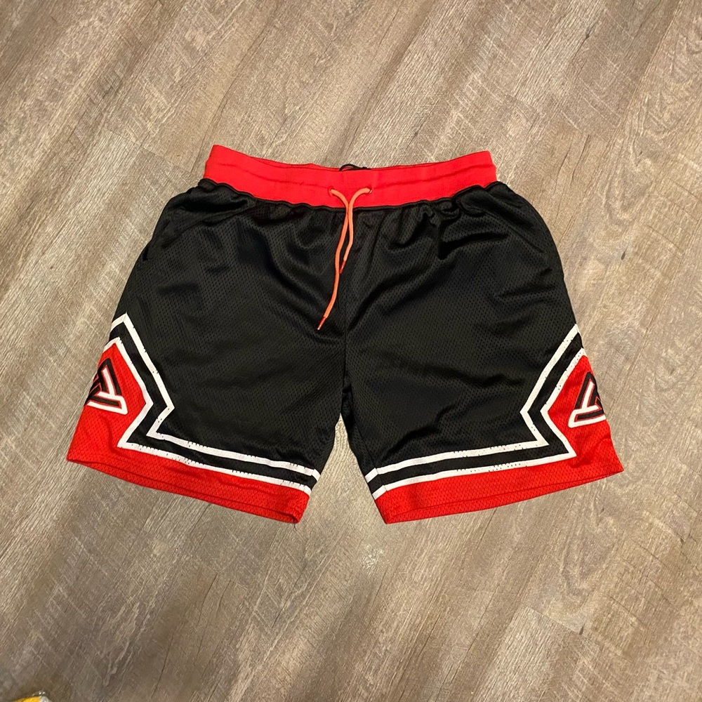 Black pyramid 2xl Chicago bulls colorway preown